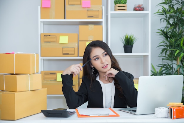 propriétaire d&#39;entreprise travaillant au bureau à domicile