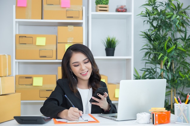 propriétaire d&#39;entreprise travaillant au bureau à domicile