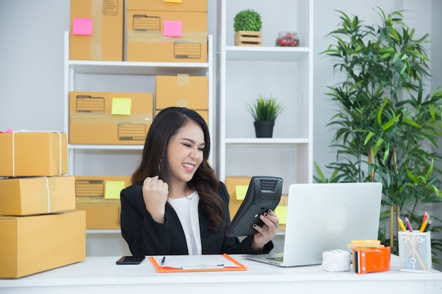 Propriétaire D'entreprise Travaillant Au Bureau à Domicile