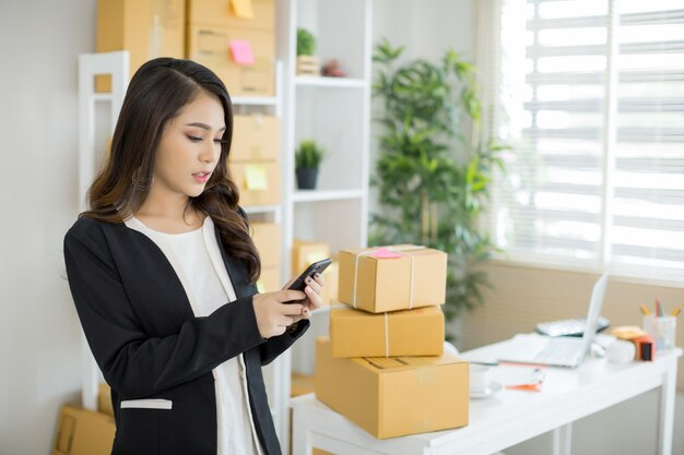 propriétaire d&#39;entreprise travaillant au bureau à domicile