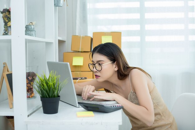 propriétaire d&#39;entreprise travaillant à l&#39;emballage de bureau à domicile