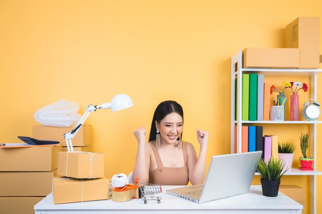 propriétaire d'entreprise travaillant à l'emballage de bureau à domicile.