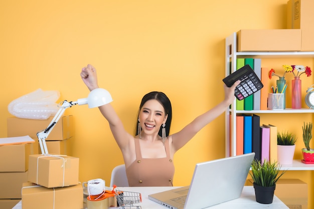 propriétaire d'entreprise travaillant à l'emballage de bureau à domicile.