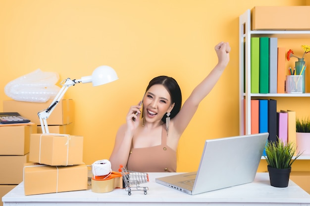 propriétaire d'entreprise travaillant à l'emballage de bureau à domicile.