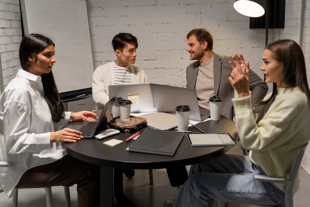 Photo gratuite propriétaire d'entreprise travaillant sur leur stratégie