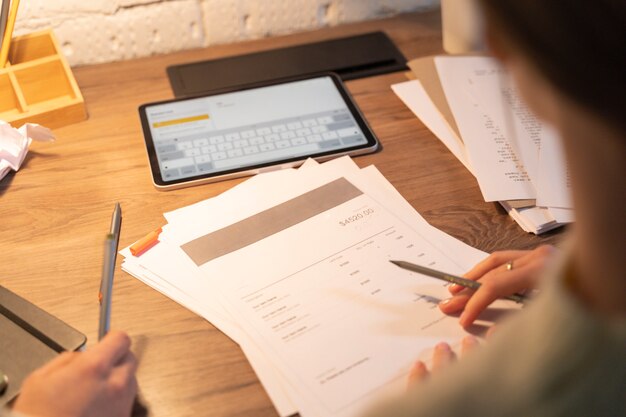 Le propriétaire de l'entreprise travaille sur sa stratégie