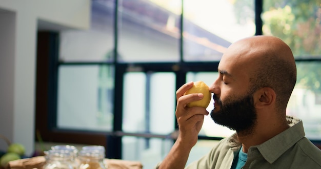 Photo gratuite le propriétaire d'un magasin donne des citrons à un homme