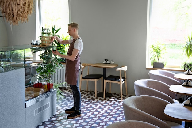 Propriétaire de petite entreprise nettoyant un café