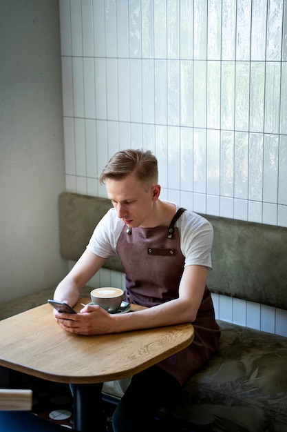 Photo gratuite propriétaire de petite entreprise prenant une pause