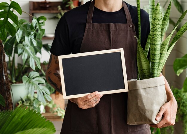 Propriétaire de petite entreprise tenant une pancarte vide