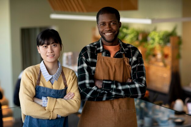 Propriétaires d'entreprise souriants de plan moyen