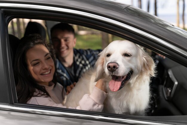 Propriétaires de plan moyen avec un chien mignon