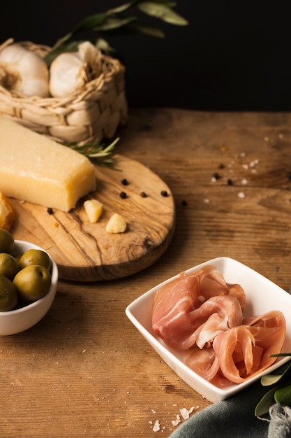 Prosciutto à angle élevé et parmesan sur table