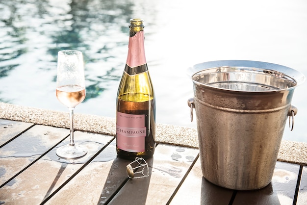 Prosecco rosé frais au bord de la piscine