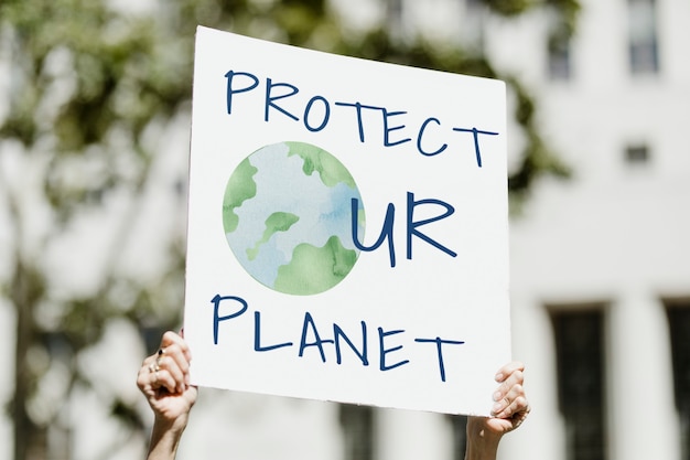 Photo gratuite protégez votre planète écologiste qui proteste contre le réchauffement climatique