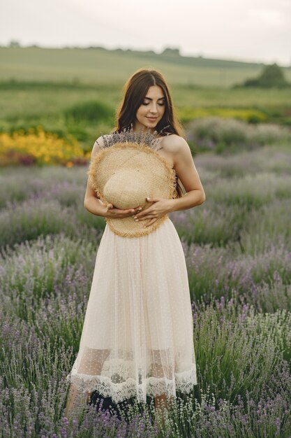 Provence femme détente dans le champ de lavande. Dame au chapeau de paille.
