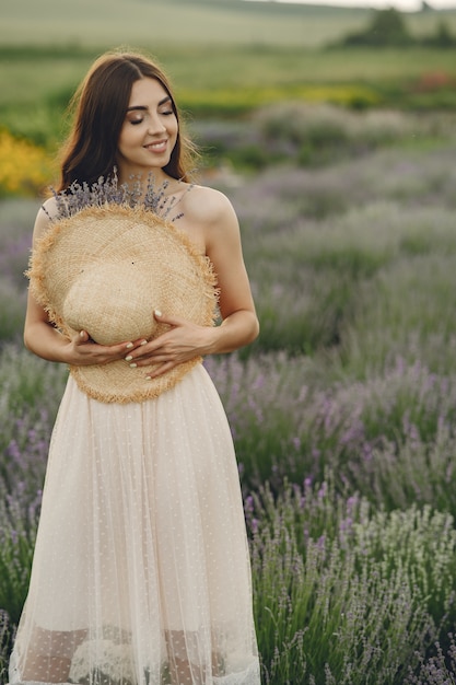 Provence femme détente dans le champ de lavande. Dame au chapeau de paille.