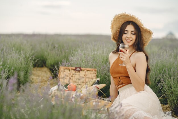 Provence femme détente dans le champ de lavande. Dame dans un pique-nique.