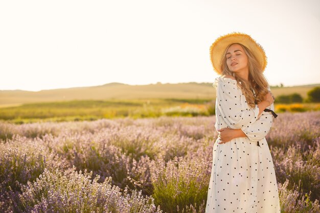 Provence femme détente dans le champ de lavande. Dame en robe blanche. Fille avec un chapeau de paille.