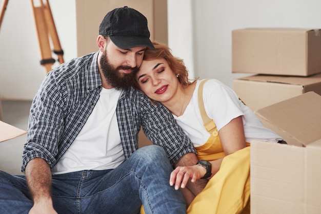 Proximité des gens. Heureux couple ensemble dans leur nouvelle maison. Conception du déménagement