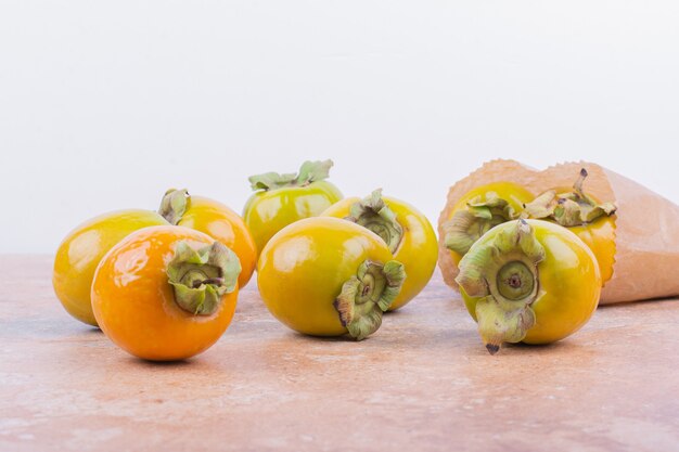 Prunes de dattes jaunes isolés sur une surface rose