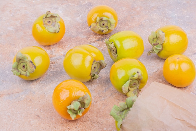 Photo gratuite prunes de dattes jaunes isolés sur une surface rose