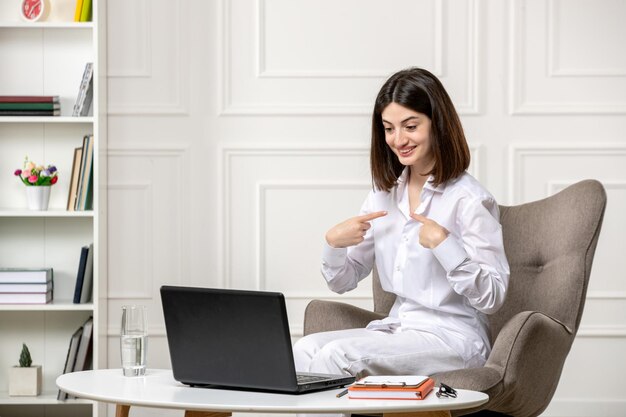 Psychologue jeune femme brune professionnelle mignonne offrant des sessions en ligne confiantes