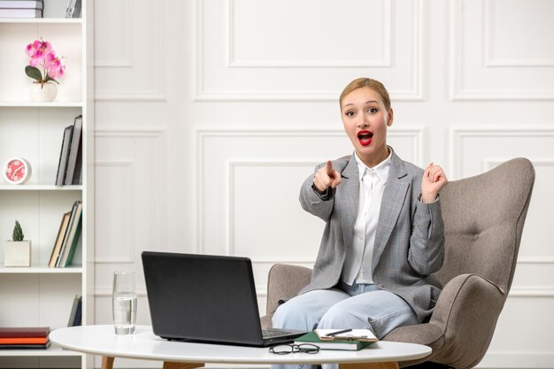 Psychologue jolie blonde jeune femme professionnelle offrant des sessions en ligne très surprise