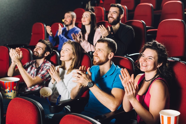 Public applaudissant au film