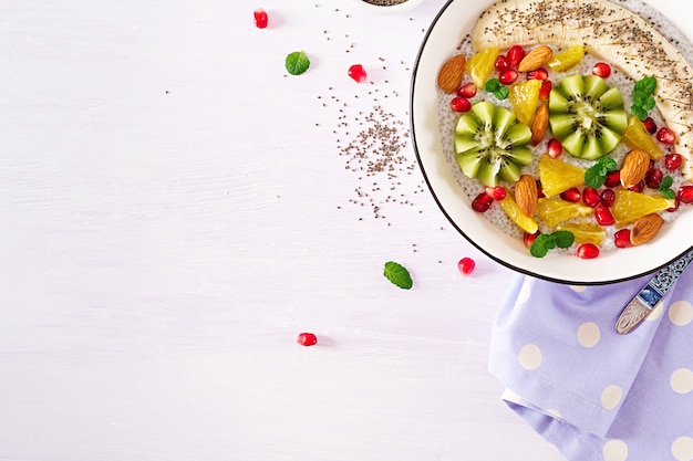 Pudding au chia délicieux et sain avec des graines de banane, de kiwi et de chia.