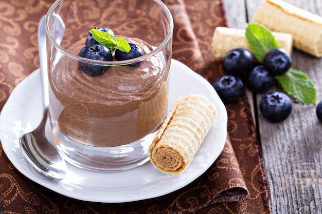 Photo gratuite pudding au chocolat sain à l'avocat