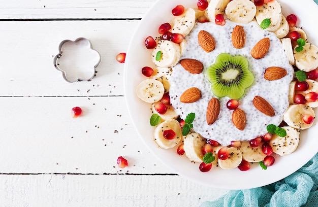 Pudding de graines de chia au lait d'amande végétalien avec banane et kiwi.