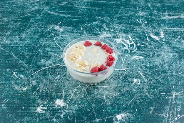 Photo gratuite pudding laiteux dans une tasse en verre avec des fruits et des baies. photo de haute qualité