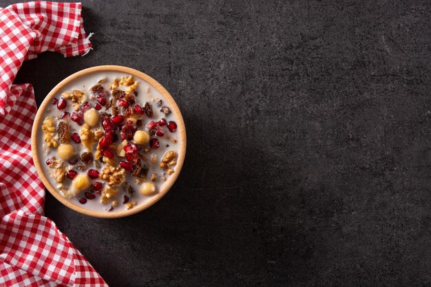 Le pudding de Noé turc traditionnel dans un bol sur fond d'ardoise noire