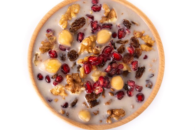 Le pudding de Noé turc traditionnel dans un bol isolé sur fond blanc