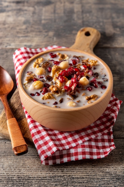 Le Pudding De Noé Turc Traditionnel Dans Un Bol Sur Une Table En Bois