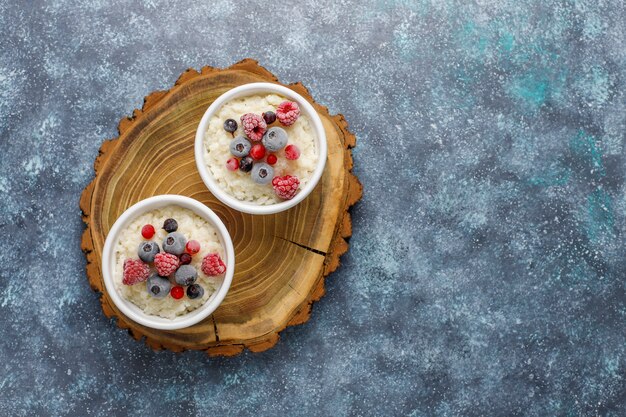 Pudding de riz aux bleuets et framboises surgelés dans un bol blanc