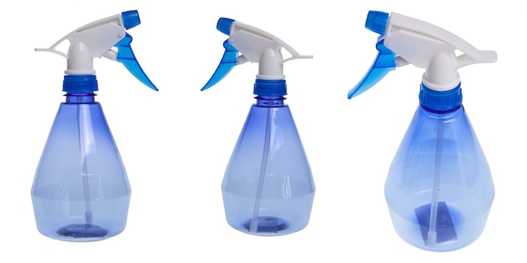 Photo gratuit pulvérisateur en plastique isolé sur fond blanc. accessoire de beauté coiffeur