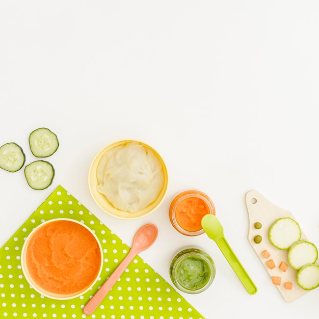 Photo gratuite purée de concombre et de carotte aux pommes