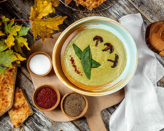 Une purée garnie de champignons frits et d'herbes