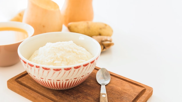 Purée de pommes de terre et soupe de potiron sur table