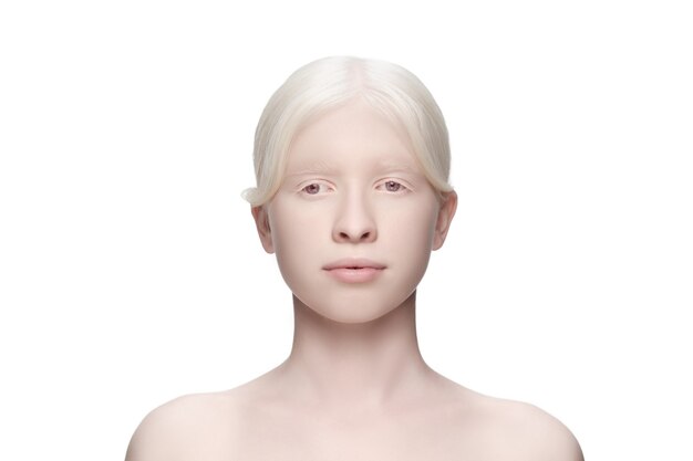 Pureté. Portrait de belle femme albinos isolée sur blanc.