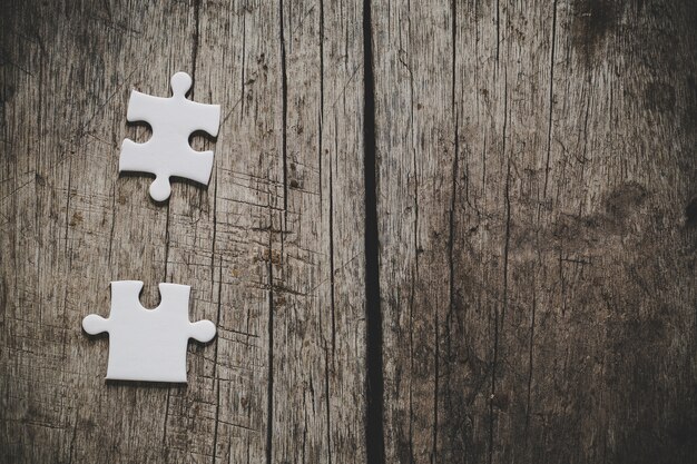 Puzzle blanc sur une table en bois