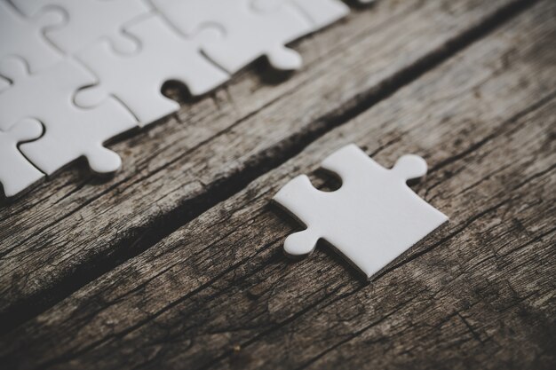 Puzzle blanc sur une table en bois