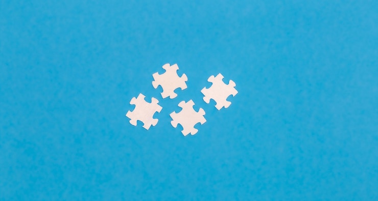 Photo gratuit puzzles blancs sur fond bleu à plat