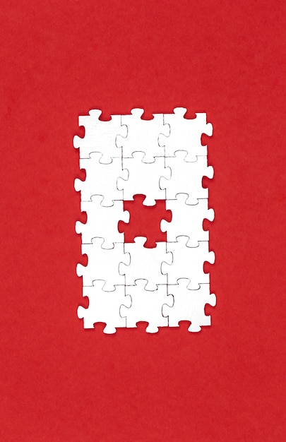 Puzzles blancs sur fond rouge à plat