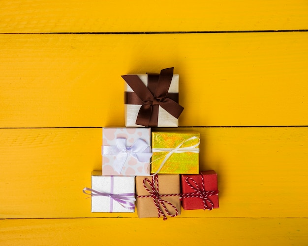 Pyramide de cadeaux avec une variété de couleurs