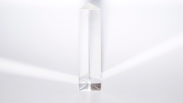 Pyramide en cristal de quartz sur fond blanc