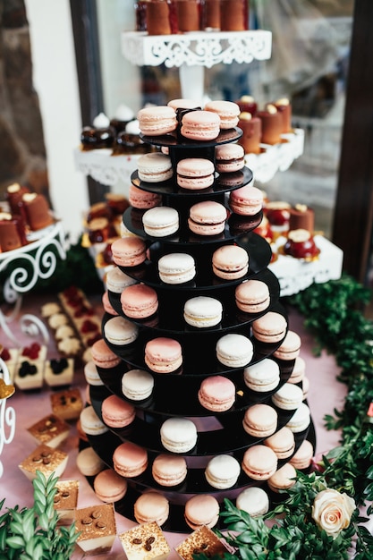 Pyramide de macarons roses et blancs