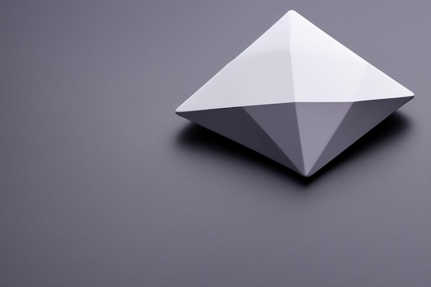 Une pyramide en papier blanc avec le mot pyramide dessus